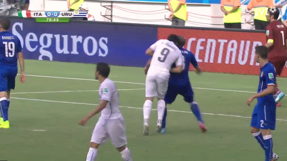 Suárez gick in och bet honom i axeln. 